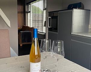 Moderne keuken in Vakantiehuisje in Daarle, Twente, met wijn en glazen.