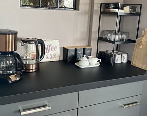 Koffiecorner in Vakantiehuisje in Daarle, Twente, met koffiezetapparaat en mokken.