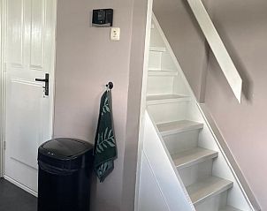 Trap en hal in Vakantiehuisje in Daarle, Twente, met moderne inrichting.