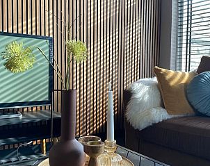 Gezellige woonkamer in Vakantiehuisje in Daarle, Twente, met decoratieve elementen.