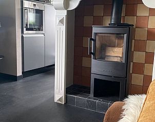 Authentieke open haard in Vakantiehuisje in Daarle, Twente, met gezellige sfeer.