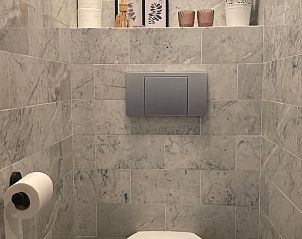 Stijlvolle badkamer in Vakantiehuisje in Daarle, Twente, met marmeren tegels.