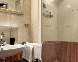 Moderne douche in Vakantiehuisje in Daarle, Twente, met glazen wand.