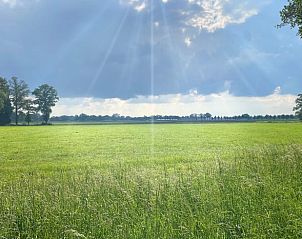 Achterzijde van Vakantiehuisje in Daarle, Twente, met ruime tuin.