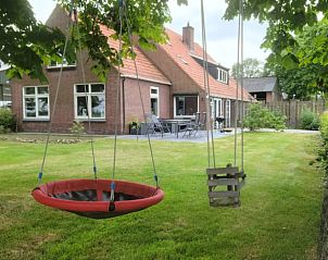 Tuin van Vakantiehuisje in Daarle met schommel en terras in het rustige Twente, Overijssel.