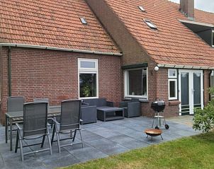Ruim terras bij Vakantiehuisje in Daarle, ideaal voor ontspanning in Twente, Overijssel.