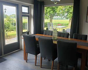 Moderne eetkamer in Vakantiehuisje in Daarle met uitzicht op de tuin in Twente, Overijssel.