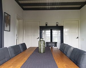 Stijlvolle eetkamer met lange tafel in Vakantiehuisje in Daarle, Twente, Overijssel.
