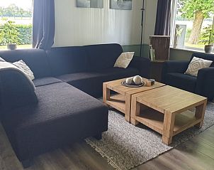 Comfortabele zithoek in Vakantiehuisje in Daarle met uitzicht op de natuur in Twente, Overijssel.