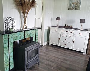 Stijlvolle woonkamer met haard in Vakantiehuisje in Daarle, Twente, Overijssel.