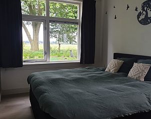 Comfortabele slaapkamer in Vakantiehuisje in Daarle met uitzicht op groene velden in Twente, Overijssel.