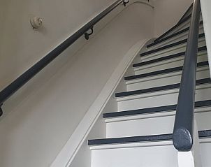 Trap in Vakantiehuisje in Daarle leidt naar bovenverdieping in Twente, Overijssel.