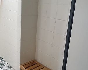 Moderne badkamer in Vakantiehuisje in Daarle met stijlvolle tegels in Twente, Overijssel.