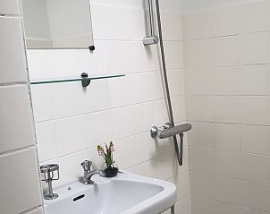 Douche in Vakantiehuisje in Daarle biedt comfort en stijl in Twente, Overijssel.