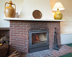 Sfeervolle open haard in vakantiehuis Huisje in Tubbergen, gelegen in Twente, Overijssel.