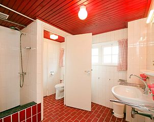 Moderne badkamer in Huisje in Tubbergen, vakantieaccommodatie in het rustige Twente, Overijssel.