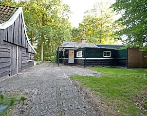 Buitenkant van Huisje in Tubbergen, omgeven door groen in het mooie Twente, Overijssel.