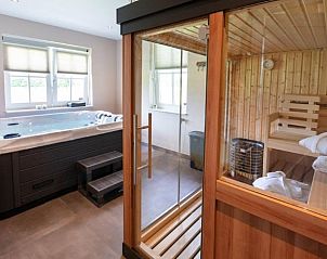Wellnessruimte met sauna en jacuzzi in Huisje in Tubbergen, vakantiehuis in Twente, Overijssel.