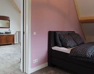 Sfeervolle slaapkamer met ensuite in Huisje in Tubbergen, vakantiehuis in Twente, Overijssel.