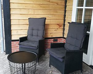 Gezellige zithoek op het terras van Huisje in Tubbergen, vakantiehuis in Twente, Overijssel.