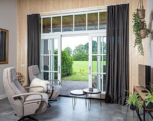 Woonkamer met uitzicht op tuin in Huisje in Tubbergen, vakantiehuis in Twente, Overijssel.