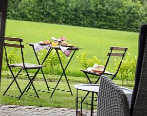 Ontbijt op terras van Huisje in Tubbergen, vakantiehuis in Twente, Overijssel.
