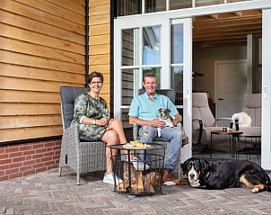 Gezellig terras met gasten bij Huisje in Tubbergen, vakantiehuis in Twente, Overijssel.