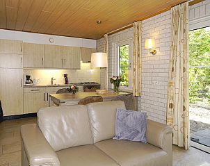 Gezellige keuken en eetruimte in Boshuus Comfort, een vakantiehuis in Deurningen, Twente, ideaal voor culinaire momenten in Overijssel.