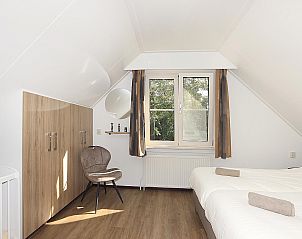 Lichte slaapkamer in Boshuus Comfort Plus, Deurningen, Twente, Overijssel met comfortabele bedden en natuurzicht.