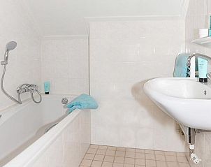 Lichte badkamer met bad in Boshuus Comfort vakantiehuis, Deurningen, voor ultieme ontspanning.
