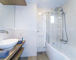 Stijlvolle badkamer in Boshuus Comfort Plus vakantiehuis in Deurningen, Twente, met moderne voorzieningen.