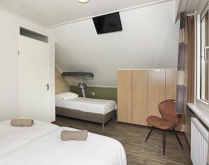 Comfortabele slaapkamer met eenpersoonsbedden in Boshuus XL Wellness vakantiehuis in Deurningen, Twente.