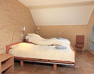 Slaapkamer met comfortabele bedden in Boshuus XL Wellness vakantiehuis in Deurningen, Twente.