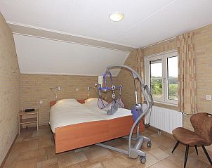 Comfortabele slaapkamer in Boshuus Zorg vakantiewoning, Deurningen, met moderne voorzieningen.