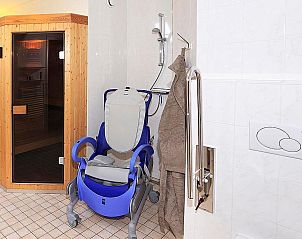 Wellnessruimte met sauna in Boshuus Zorg vakantiehuis, Deurningen, Twente, voor ultieme ontspanning.