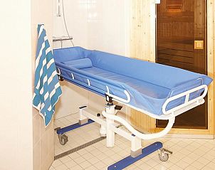 Praktische badkamer met douche en sauna in Boshuus Zorg vakantiewoning, Deurningen, Overijssel.