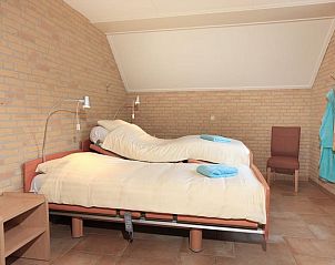 Ruime slaapkamer met verstelbare bedden in Boshuus Zorg vakantiehuis, Deurningen, Twente.