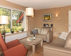 Stijlvolle woonkamer met uitzicht op de natuur in Boshuus Zorg vakantiehuis, Deurningen, Twente.