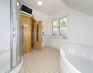 Luxe badkamer met sauna in Boshuus Zorg vakantiehuis, Deurningen, Twente.