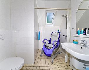 Moderne badkamer met douche in Boshuus Zorg vakantiewoning, Deurningen, Overijssel.