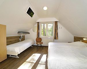 Ruime slaapkamer met zonlicht in Boshuus Zorg vakantieaccommodatie, Deurningen, Overijssel.