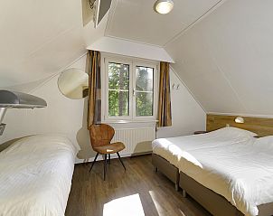 Tweede slaapkamer met uitzicht op de natuur in Boshuus Zorg vakantiehuis, Deurningen.