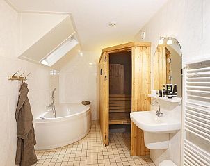 Ontspan in de luxe badkamer met sauna van Boshuus Wellness vakantiehuis in Deurningen, Twente, Overijssel.