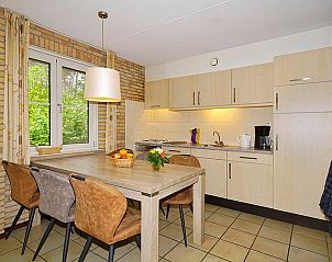 Volledig uitgeruste keuken en eetruimte in Boshuus Wellness vakantiehuis in Deurningen, Twente, ideaal voor familiediners.