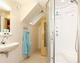 Moderne badkamer met douchecabine en sauna in Boshuus Wellness vakantiehuis in Deurningen, Twente, voor ultieme ontspanning.