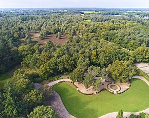 Luchtfoto van Erve Het Klaashuis vakantiehuis in Deurningen, Twente, Overijssel, omringd door weelderige natuur en groene bossen.