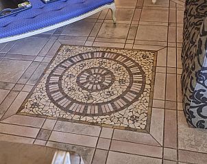 Mozaekvloer in vakantiehuis Erve Het Klaashuis, Deurningen, Twente, Overijssel, met stijlvolle binnenruimte en comfortabele inrichting.