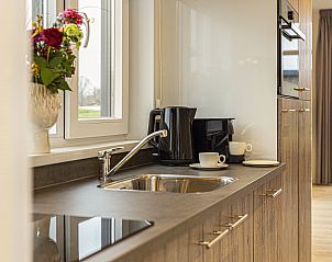 Moderne badkamer in Sallandse Heuvelrug vakantiehuis, Hoge Hexel, met stijlvolle afwerking in Twente.