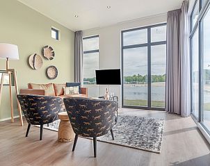 Gezellige zithoek in Sallandse Heuvelrug 4-persoons woning 4L, Hoge Hexel, met uitzicht op de natuur.