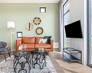 Lichte woonkamer met uitzicht op het water in Sallandse Heuvelrug vakantiehuis 4L, Hoge Hexel.